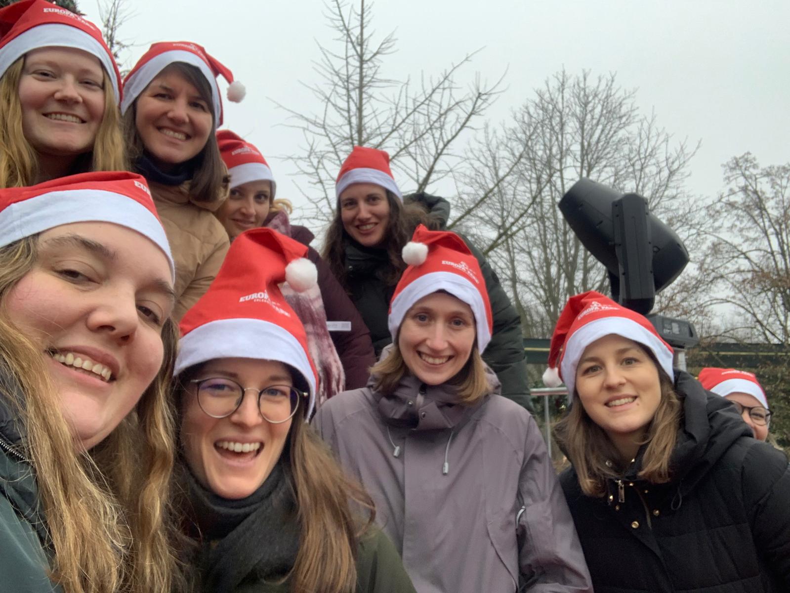 Menschen mit Weihnachtsmuetzen